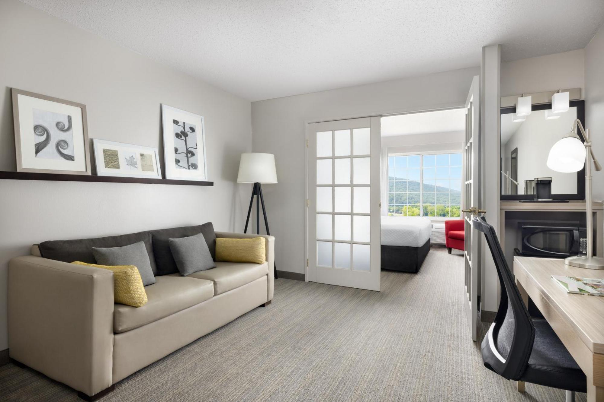 Country & By Radisson, Big Flats Hotel