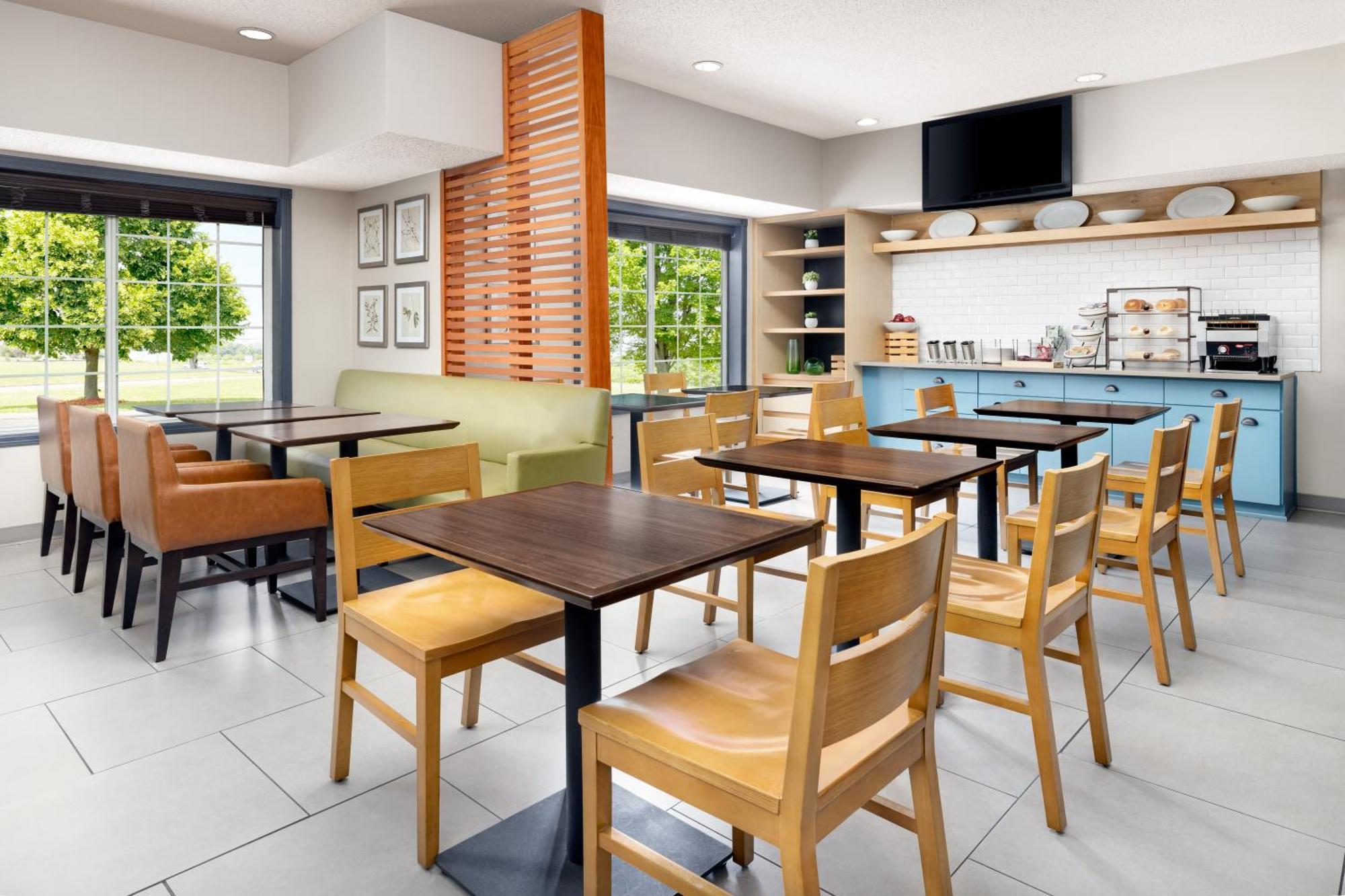 Country & By Radisson, Big Flats Hotel 3*